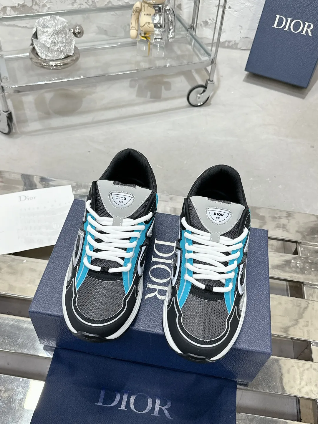 Men's men's shoes 💰600❤️❤️❤️High version Dior Dior's latest color matching B30 series reflective dad sneakers original 17380💰 purchased for development and production Brand new B30 sneakers Dad Shoes style shoes that follow the trend of the retro market The Dior logo on the tongue also indicates that this pair of shoes is the B30 model! B30 uses fine-textured leather and mesh cloth materials to form a shoe body. There are conspicuous letters CD on both sides of the shoe body to indicate identity. Many lines on the shoe body outline details to make the shoes look less monotonous and full of retro flavor. The delivery counter is exquisitely packaged🛍📦 ▪️Fabric: Original customized technical fabric + mesh ▪️Inner lining: Customized breathable lining ▪️Outsole: Original molded IP foam + TPU outsole ▪️Sole thickness: 3.5CM ▪️Size: Women’s size 35-40 / Men’s size 39-46